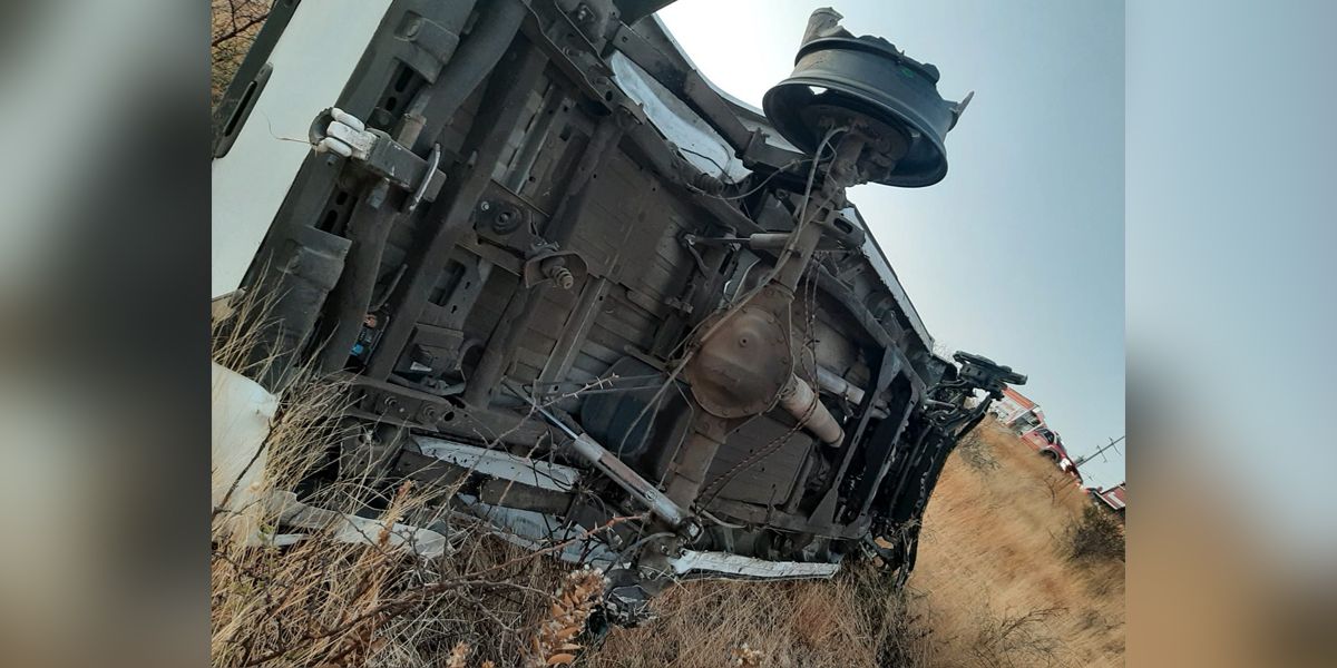 Camioneta se vuelca en Guanajuato capital cerca de La Sauceda